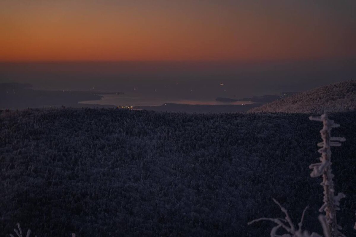 Гора Литовка (Фалаза), известная своей уникальной двойной вершиной, окутанная сумеречными тенями и укрытая снежным покровом. Поразительная красота и мощь природы. Фото: sasha.katunin