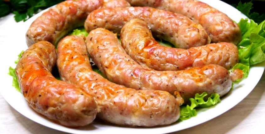 В магазине колбасу не покупаю, готовлю сама: Никакого специального оборудования. Только мясо, специи и духовка...