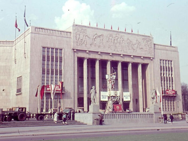 Немецкий дворец спорта на Шталин-аллее накануне 1 мая 1955. Взято с https://visualhistory.livejournal.com/393134.html.