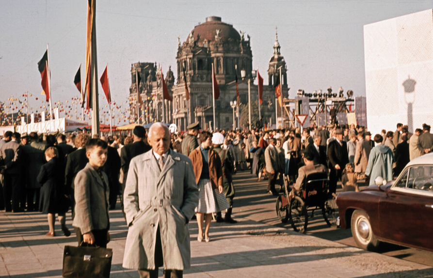 Первомай в Берлине. 1950е годы.  Взято с https://visualhistory.livejournal.com/393134.html.
