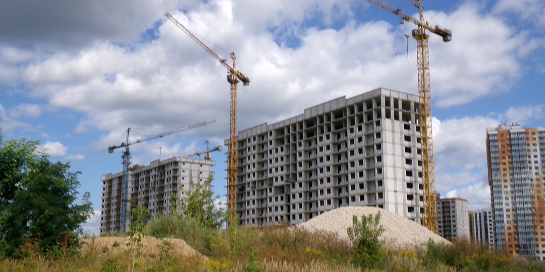 Вновь возникает вопрос для кого строят столько жилья