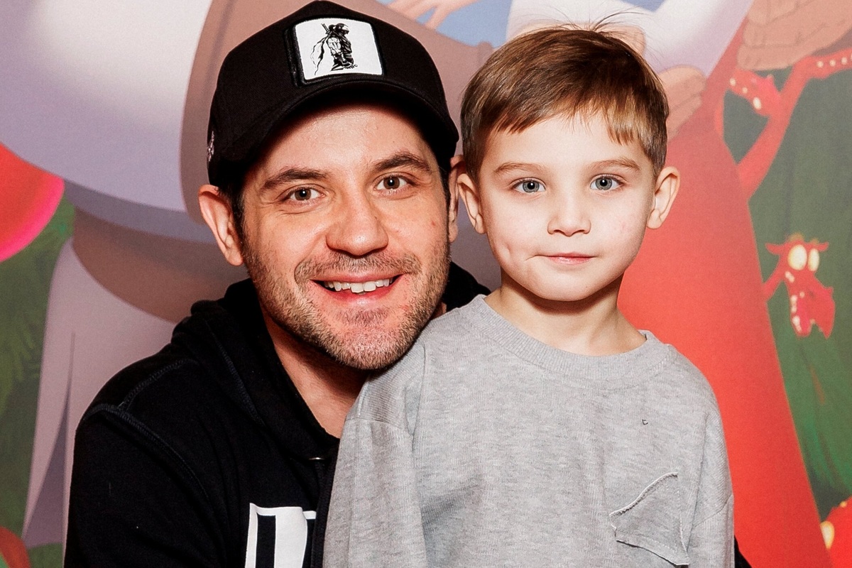     Марк Богатырев впервые после развода с Татьяной Арнтгольц вышел в свет с маленьким сыном