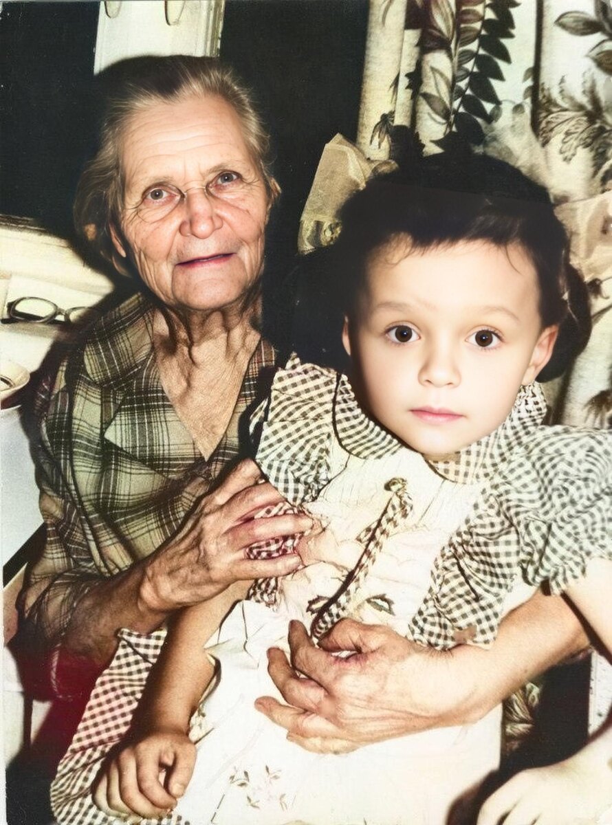 На фото я с моей прабабушкой, Богдановой (Ржаницыной) Галиной Николаевной