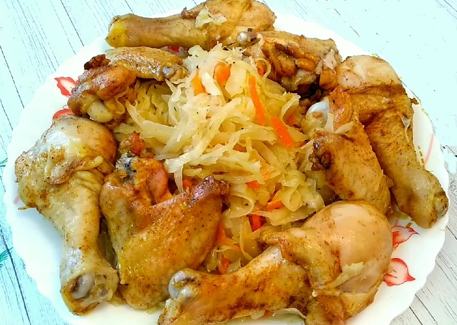  Тушеная курица с капустой и морковью
