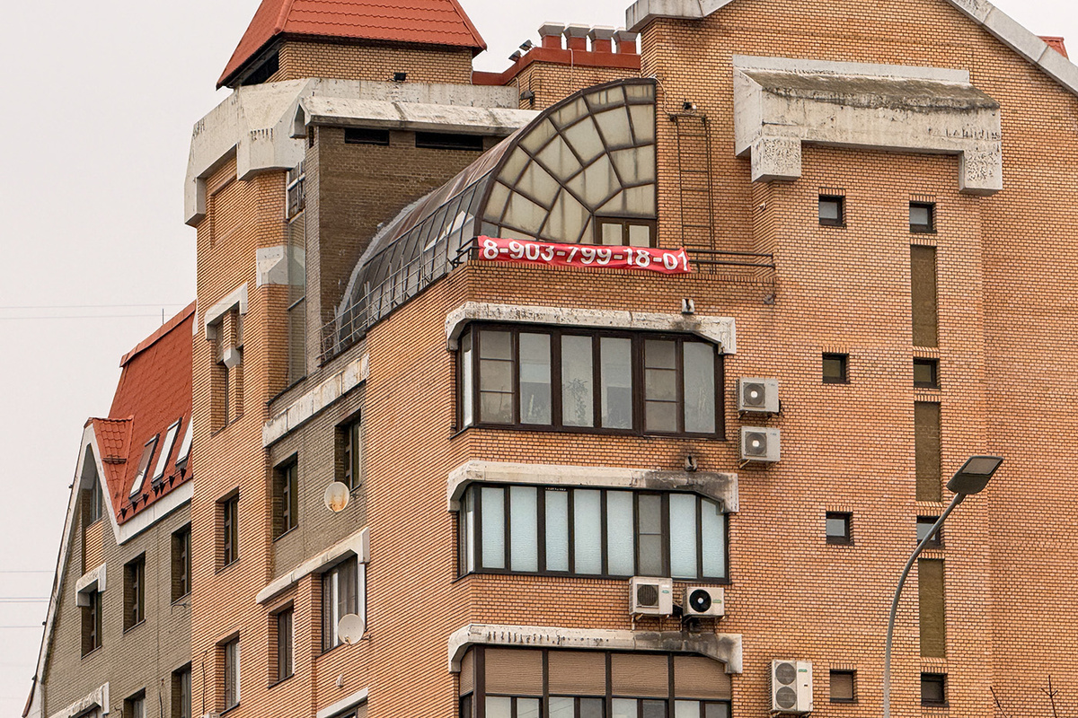   Вид на дом, в котором находится квартира певицы Ларисы Долиной, в Ксеньинском переулке. 
Сергей Петров / NEWS.ru / ТАСС