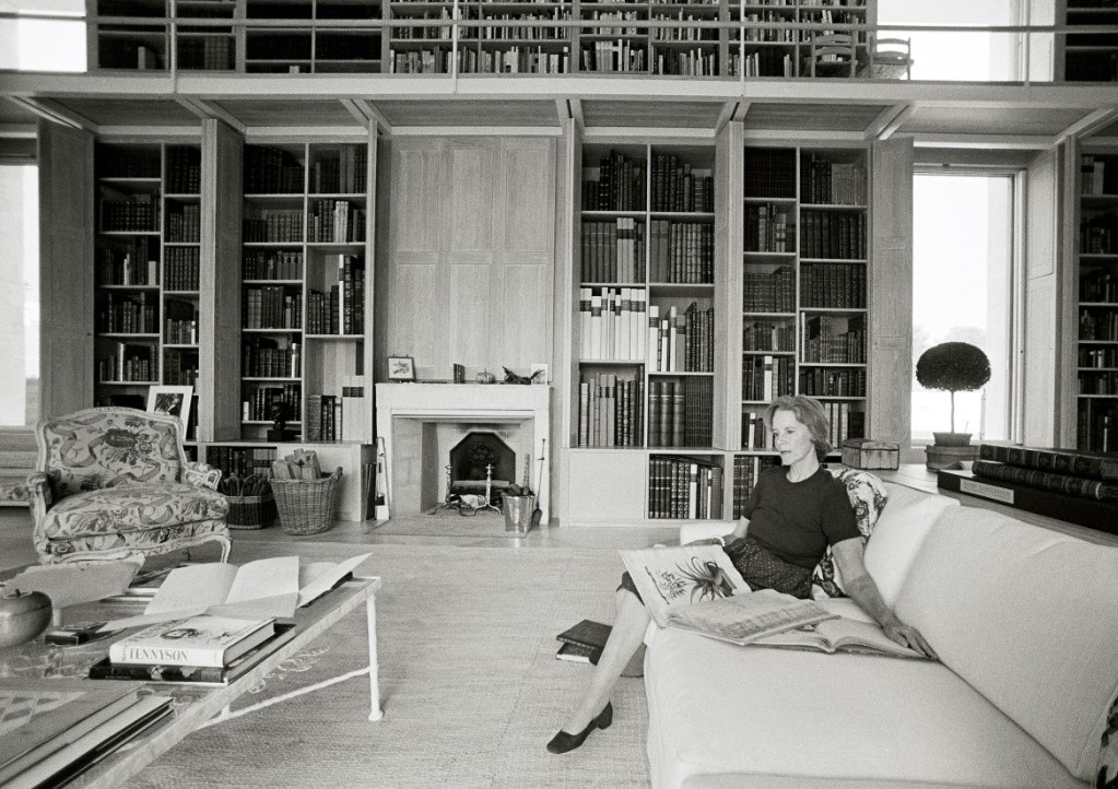 Банни Меллон в библиотеке своего дома в Аппервилле, штат Вирджиния, в 1982 году. Фото: Фред Р. Конрад / New York Times / Redux / eyevine