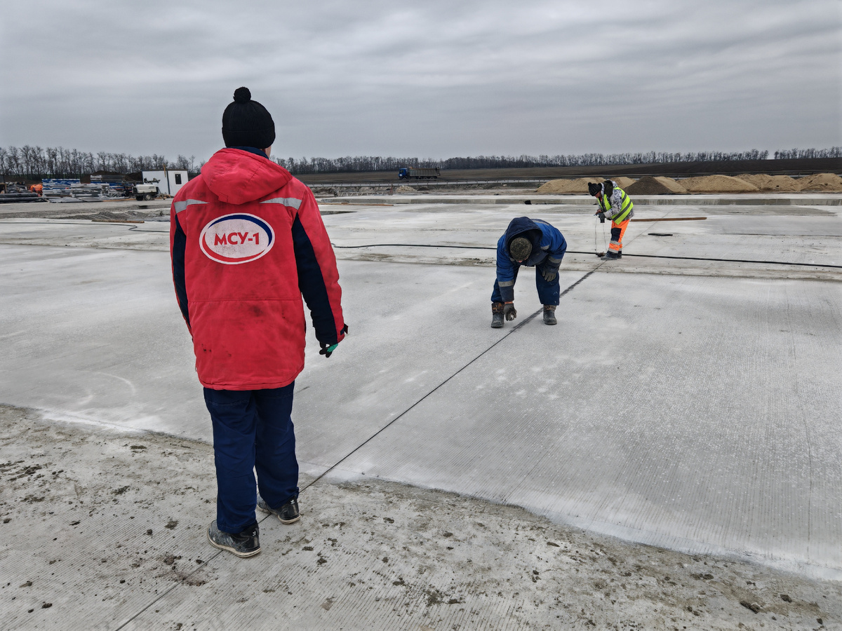 Разметка шва - шнурка, баллончик краски и три сотрудникс