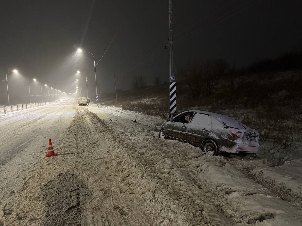    На обходе Оренбурга легковушка вылетела в кювет и врезалась в опору ЛЭП