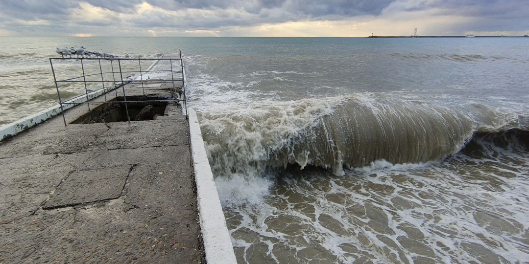 В Сочи настоящая зима! Стоит ли ехать на курорт на Новый год? Обстановка на набережных, закрытые пляжи, штормовое море