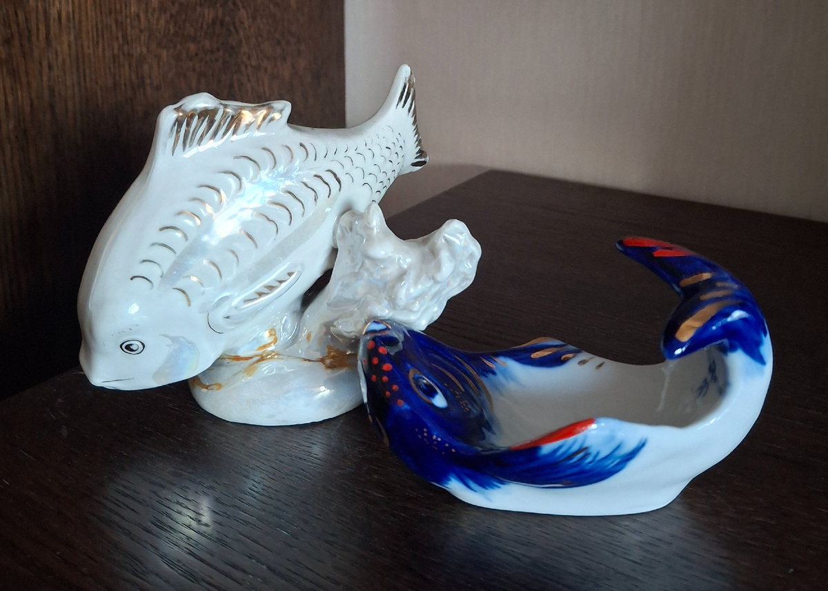 Это рыбки мамины, одна дулевская, 1955 года, склееная уже очень давно. Вторая, синяя,  ЛФЗ.