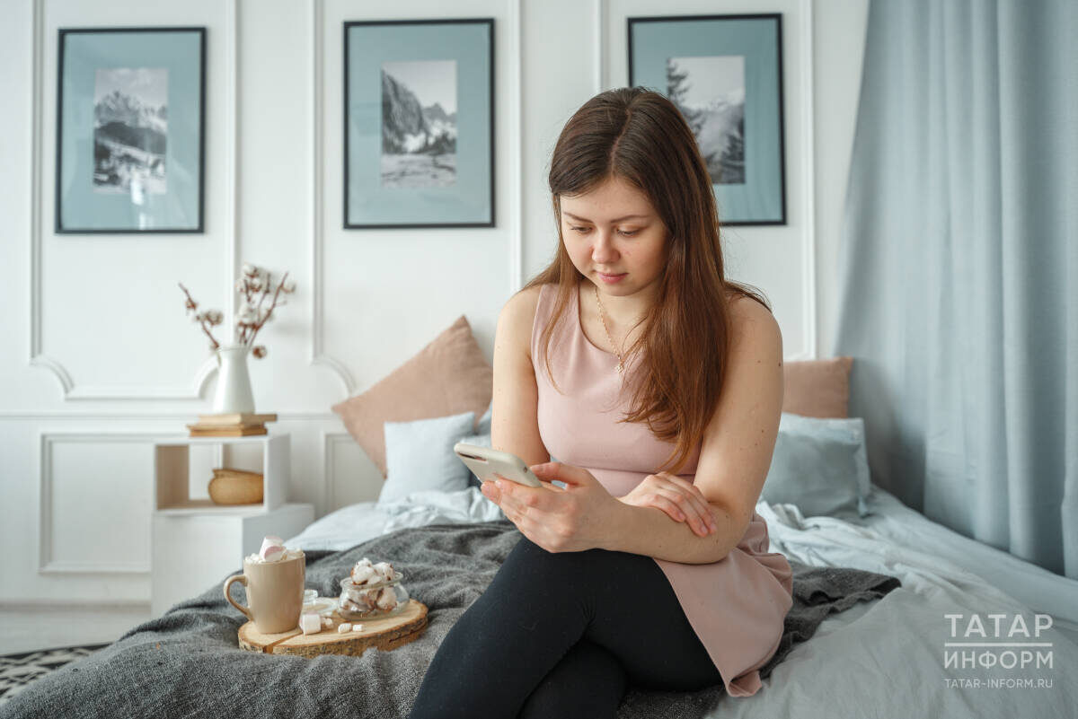 ​«Сейчас, когда мы едим и спим с телефоном, медики нам пытаются объяснить, что от телефона нужно чуть-чуть отдыхать, делая это хотя бы перед сном, чтобы наш мозг мог расслабиться в это время»Фото: © «Татар-информ»