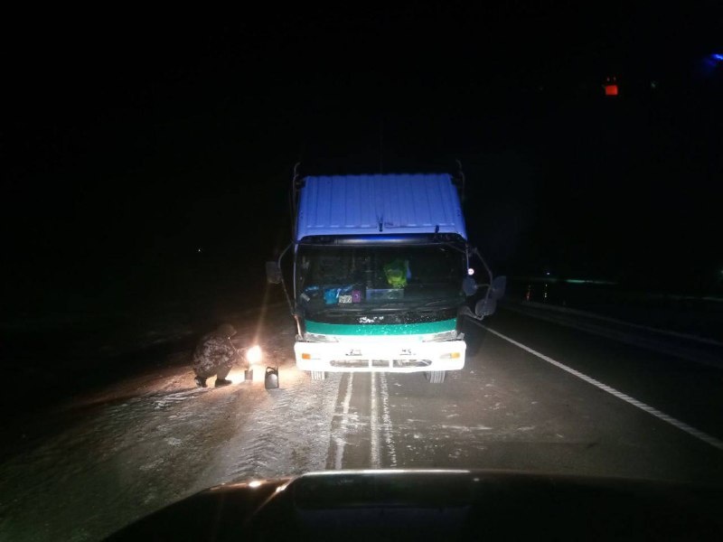     На востоке Красноярского края полицейские помогли водителю с заглохшим мотором