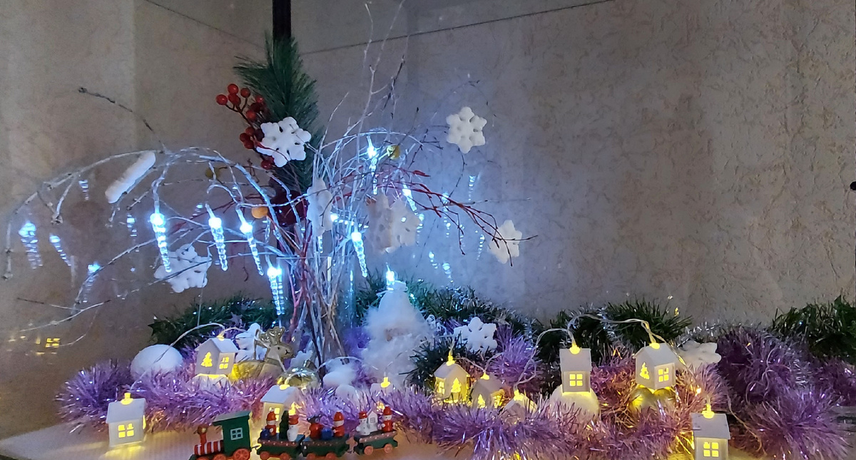 Новогодняя композиция при дневном свете. Фото автора канала