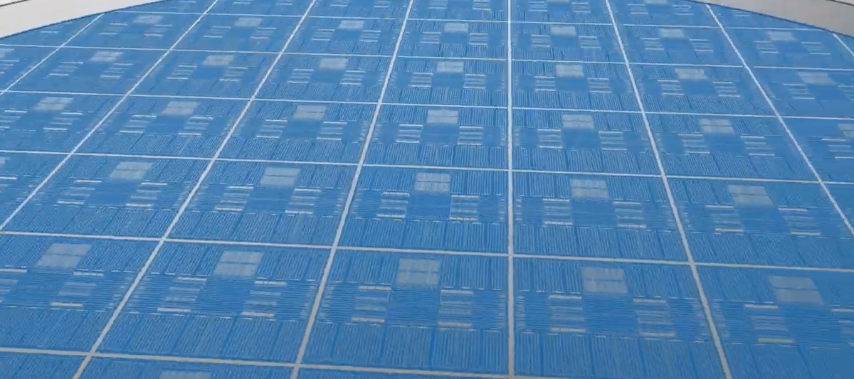 Пластина с чипами, проштампованными наноимпринтным литографом. Изображение: скрин global.canon