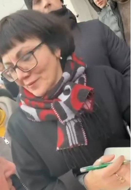 Мой скрин из видео, где мадам Пенькова упрекает жителей, что они не защищали сами свои дома