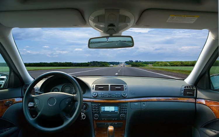 Вид автомобиля с левым рулём из салона