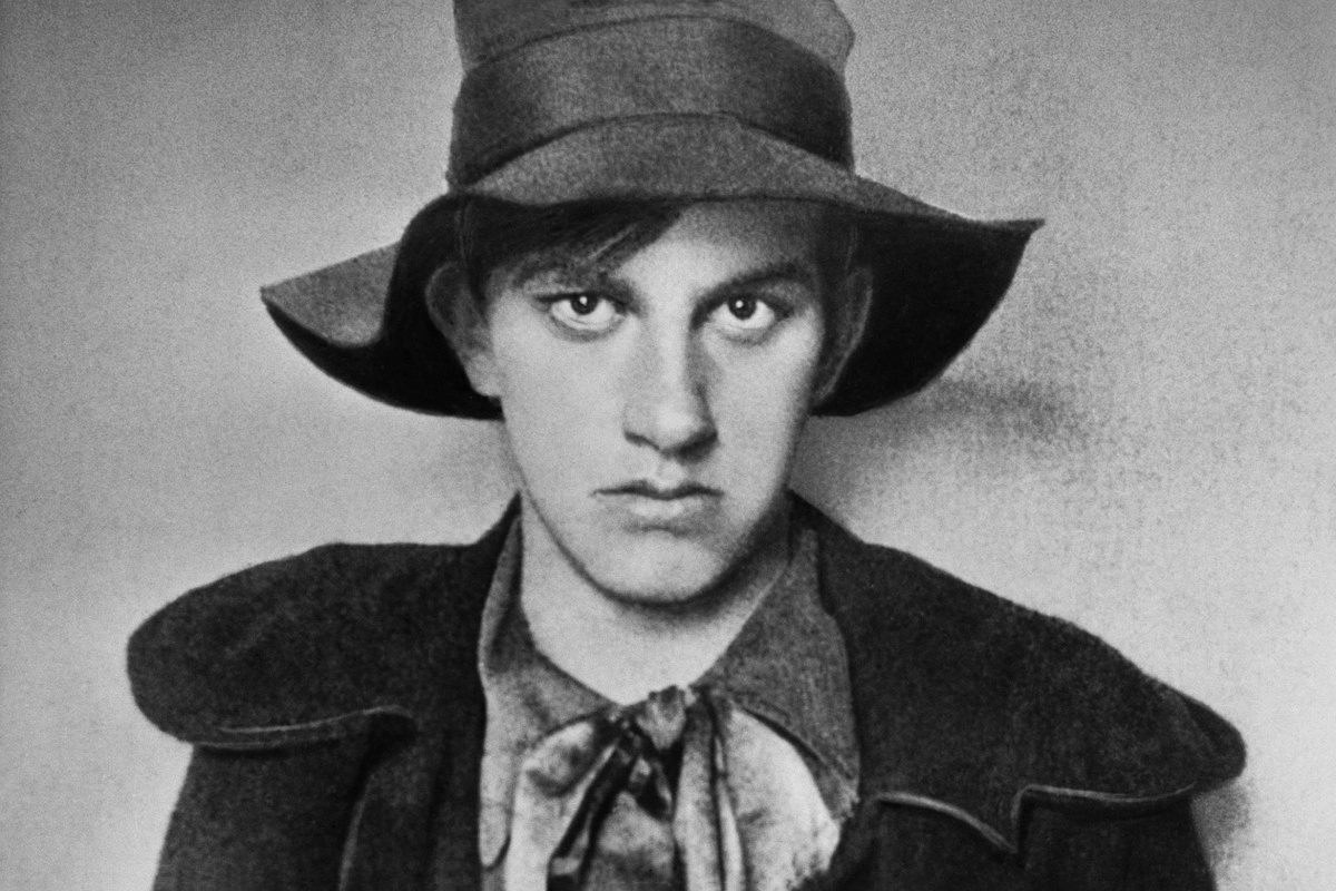   Маяковский в 1910 году 
Wikimedia Commons