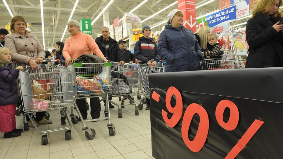 Россияне всё активнее сокращают расходы: регулятор обеспокоен