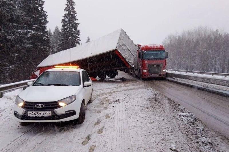    Фото в материале: telegram-канал «Свердловская область» / Фура на месте ДТП