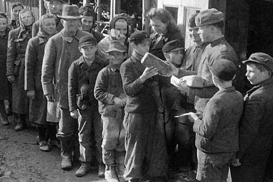 Он втянул в банду сына и построил подпольную империю на хлебных карточках в самое тяжелое для страны время