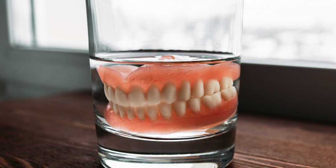 10 причин, почему зубные протезы - плохая замена зубов. Что лучше?