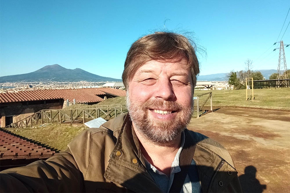    Александр Бутягин в Италии у подножия Везувия. Кто бы мог подумать, что лекция "Последний день Помпеи" станет для него последним днем на свободе. / Из личного архива