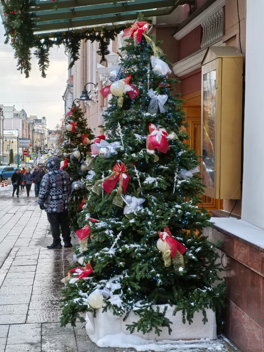 Почти зима. У входа в театр, ул. Большая Дмитровка.