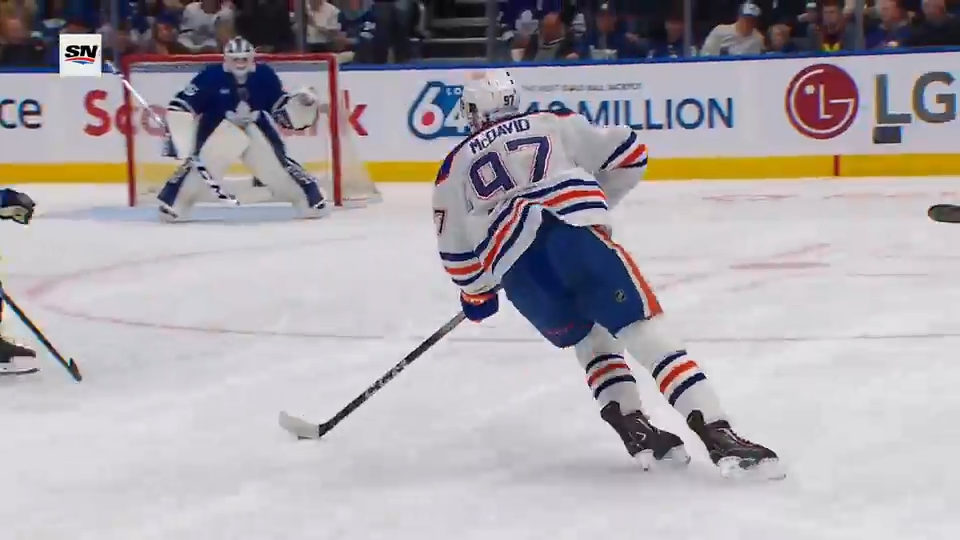 Макдэвиду помогли улучшить статистику - игрок "Торонто" забил гол в свои ворота с его паса!)) И у Овечкина передача в игре с "Джетс"