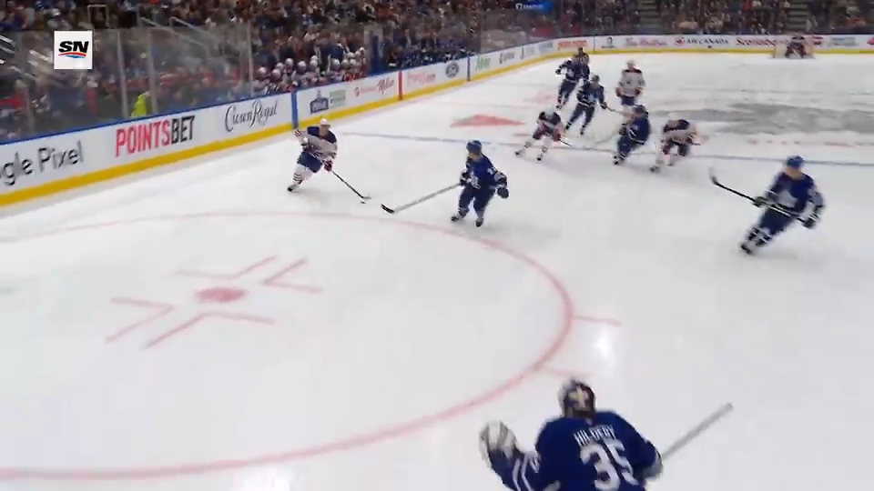 Макдэвид с шайбой. фото: яндекс.