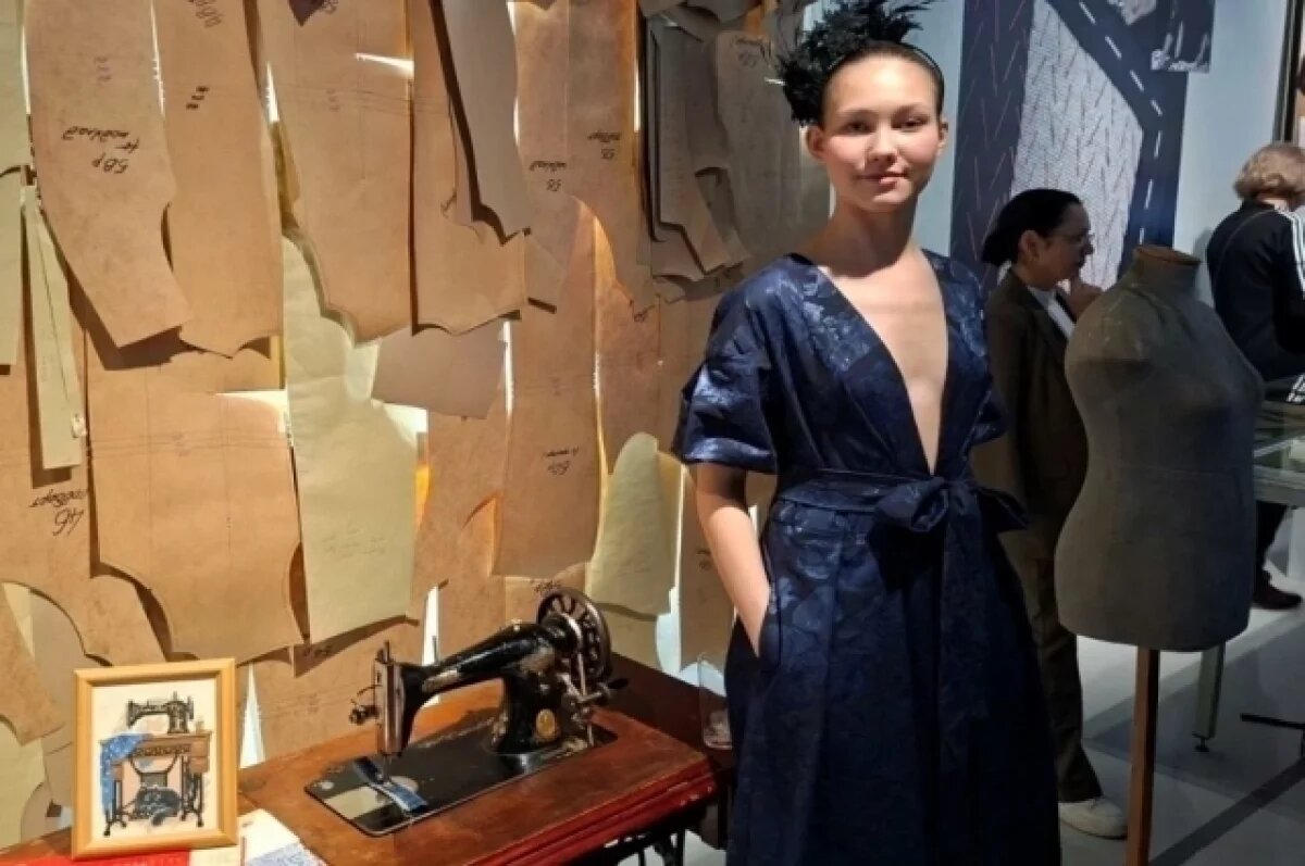    Выставка-исследование раскрывает полный цикл рождения платья.