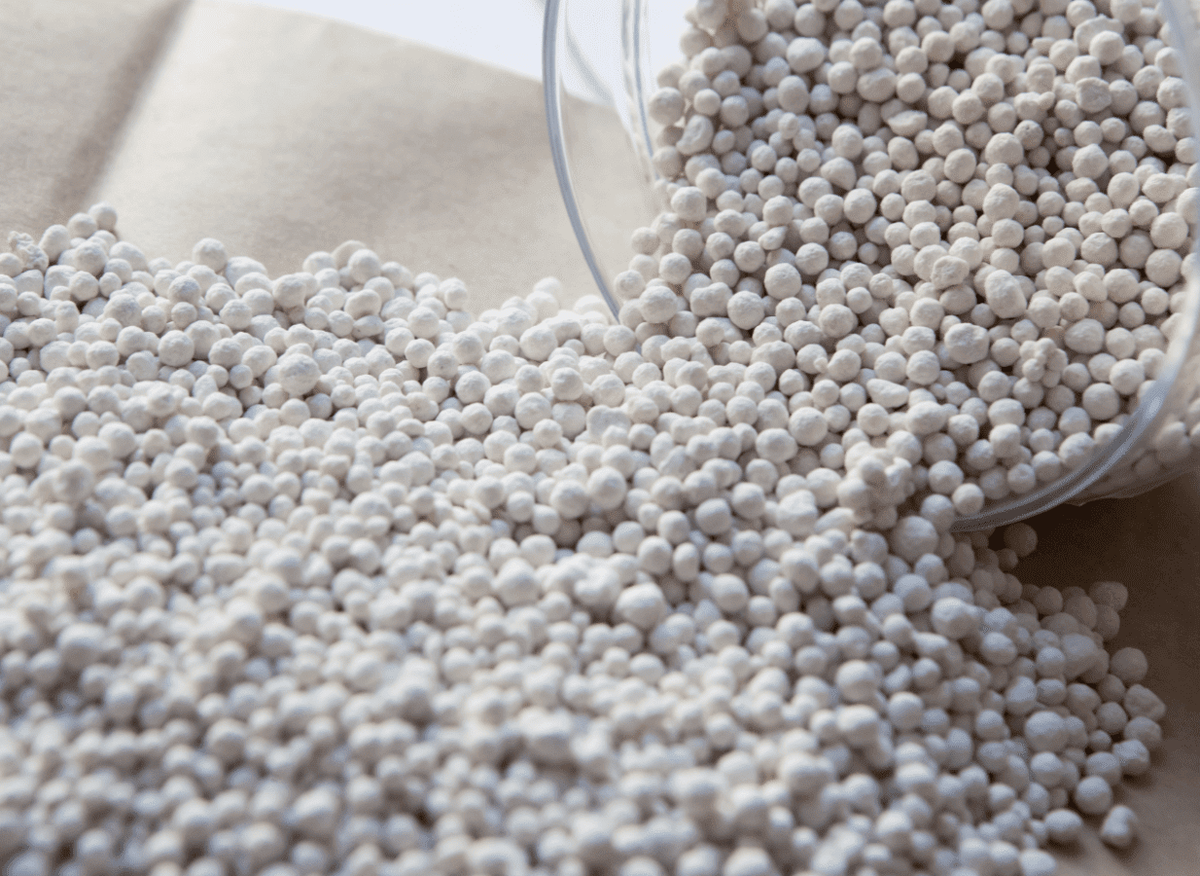 Типичный вид гранул одного из самых нужных удобрений на участке