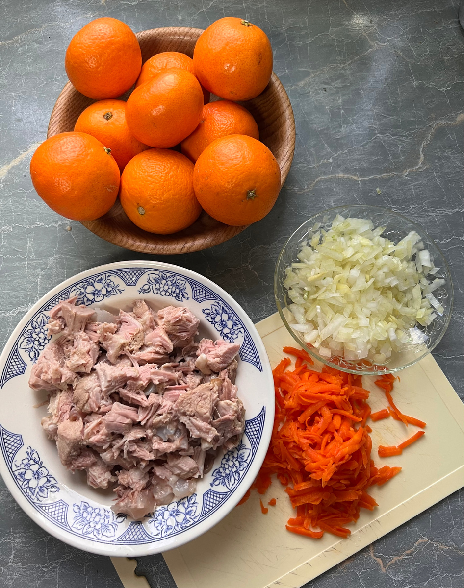 Мяско было сварено заранее, поэтому здесь я его уже сняла с косточек и нарезала.