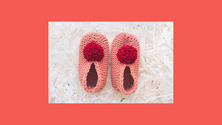 В этом мастер-классе описан самый простой способ связать следки спицами. Он подойдёт для начинающих или для тех, кто хочет сделать такие симпатичные тапочки максимально быстро и просто. Техника очень проста: для этой работы нужно уметь выполнять самые простые петли, лицевые, тут не используются даже изнаночные (так называемая платочная вязка). Для тапочек выполняются плоские детали, а потом они сшиваются в изделие. В качестве отделки можно использовать помпоны. Вы можете реализовать свои идеи по декору и добавить, например, вышивку, аппликацию или другие украшения.