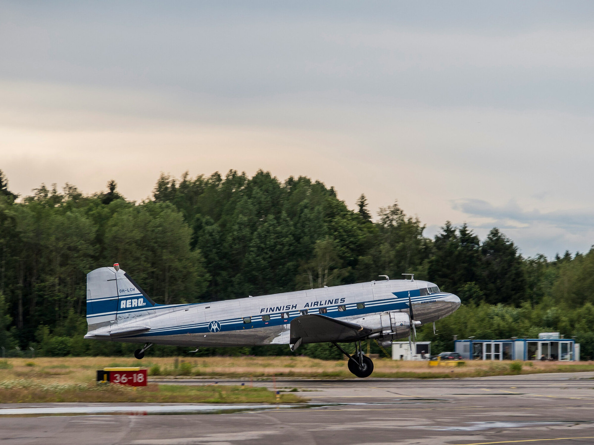 Американский DC-3 — представитель лайнеров с квадратными иллюминаторами — один из первых пассажирских самолётов, который мог летать на дистанции свыше двух тысяч километров и перевозить до 32 пассажиров. Фото: Jaakko Kemppainen / Unsplash