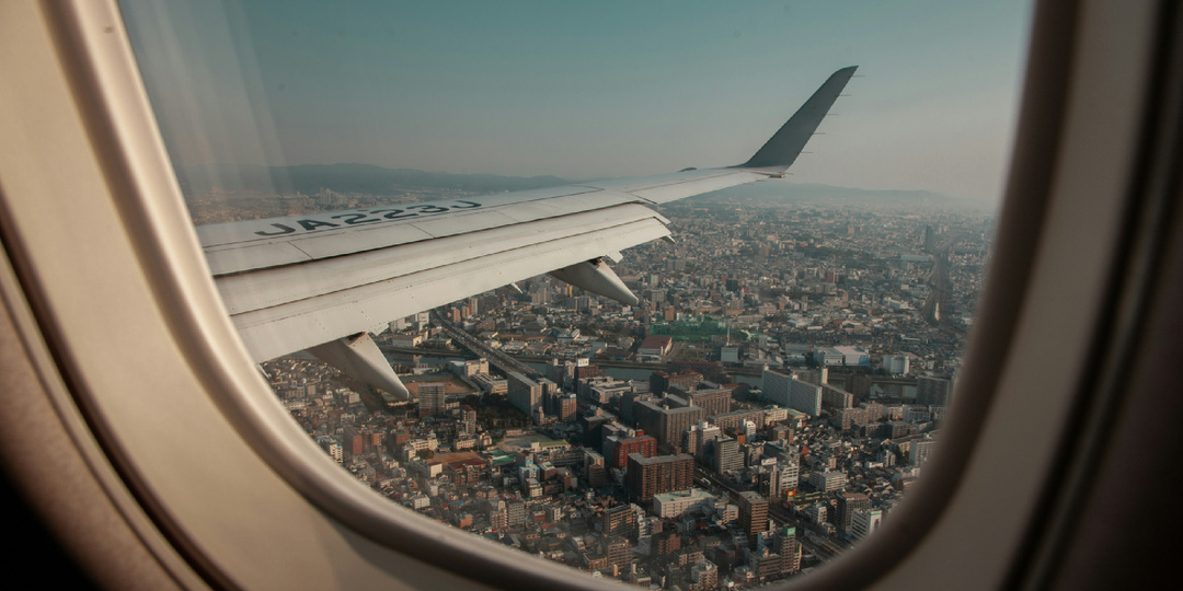 Почему иллюминаторы в самолётах круглые: отвечаем на стыдные вопросы