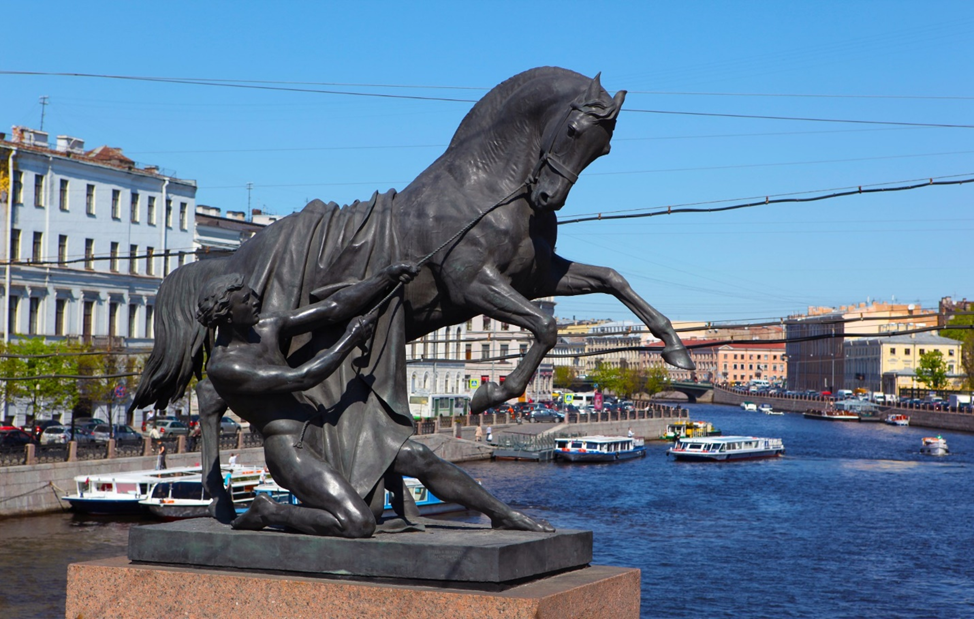 Аничков мост. Санкт-Петербург. «Юноша, осаживающий коня», одна из фигур группы «Укрощение коня человеком», созданная скульптором П. К. Клодтом.