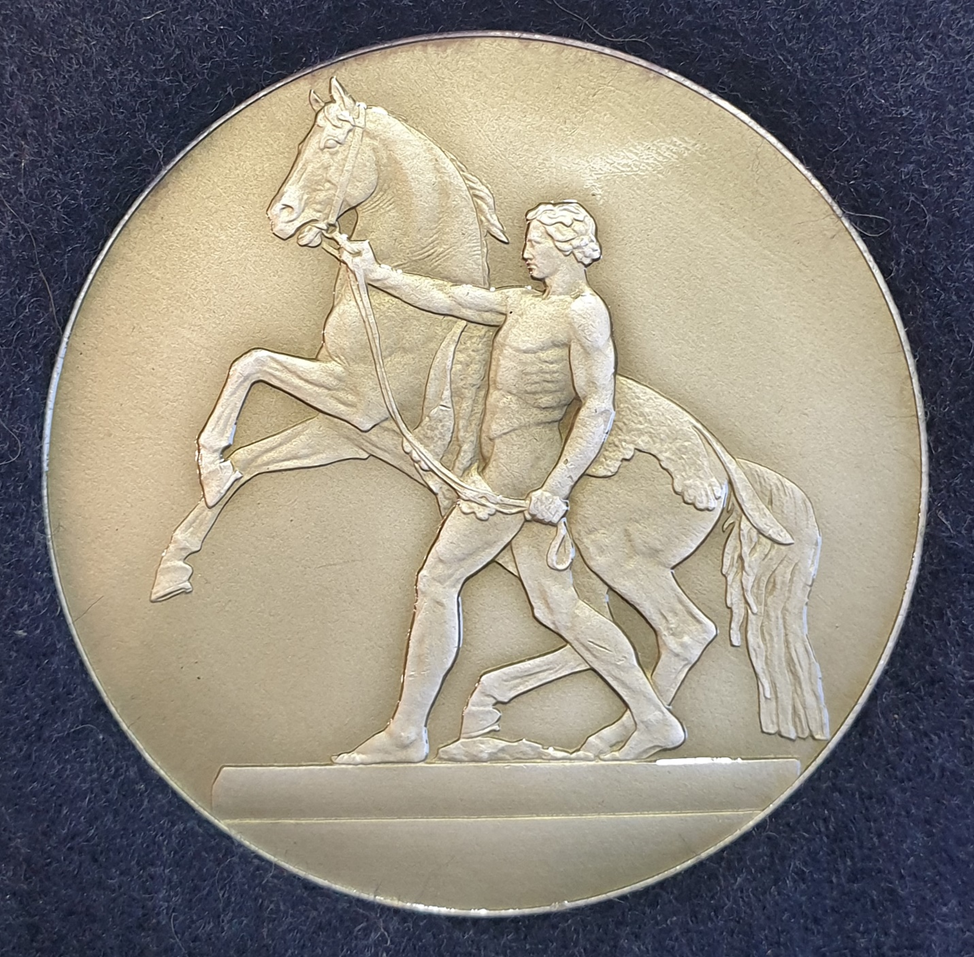 Настольная медаль с барельефом скульптуры с Аничкова моста. «Конь с идущим юношей», одна из фигур группы «Укрощение коня человеком», созданная скульптором П. К. Клодтом. Санкт-Петербург.