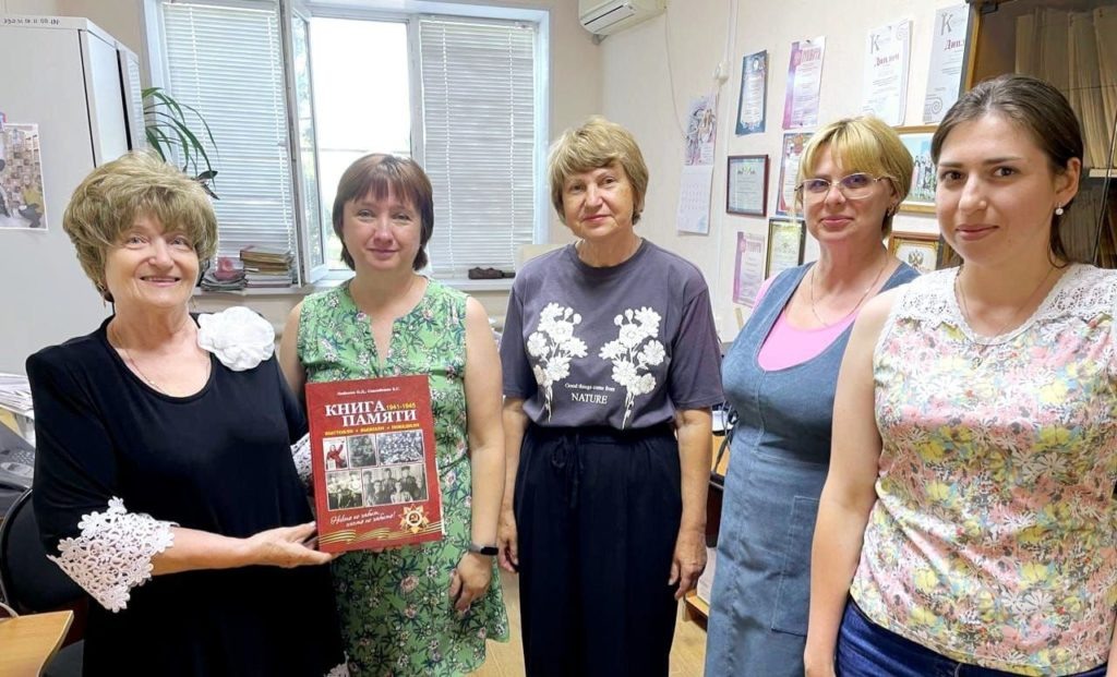     Передача «Книги Памяти» архивному отделу администрации муниципального образования Темрюкский район. Фото предоставила Таисия Кванте.