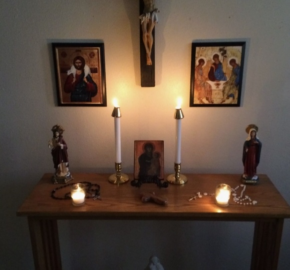 Домашние мемориалы: как в разных странах создают мини-алтарь памяти дома