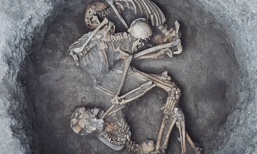 Археология смерти: самые странные захоронения древности — от сидящих скелетов до людей с камнями во рту