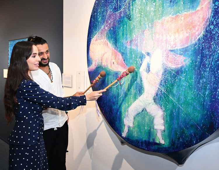 Лейла Алиева и Эльшан Kaрaджa, автор работы «Жизнь зародилась в соленых водах», – сказала Жемчужина Каспия». Фото: Фонд Гейдара Алиева