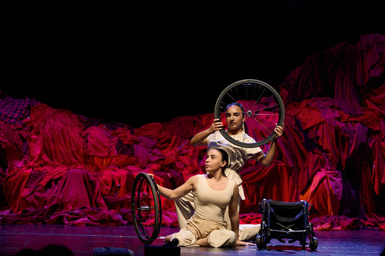 Выступление инклюзивного танцевального театра DanceAbility Azerbaijan. Фото: Фонд Гейдара Алиева