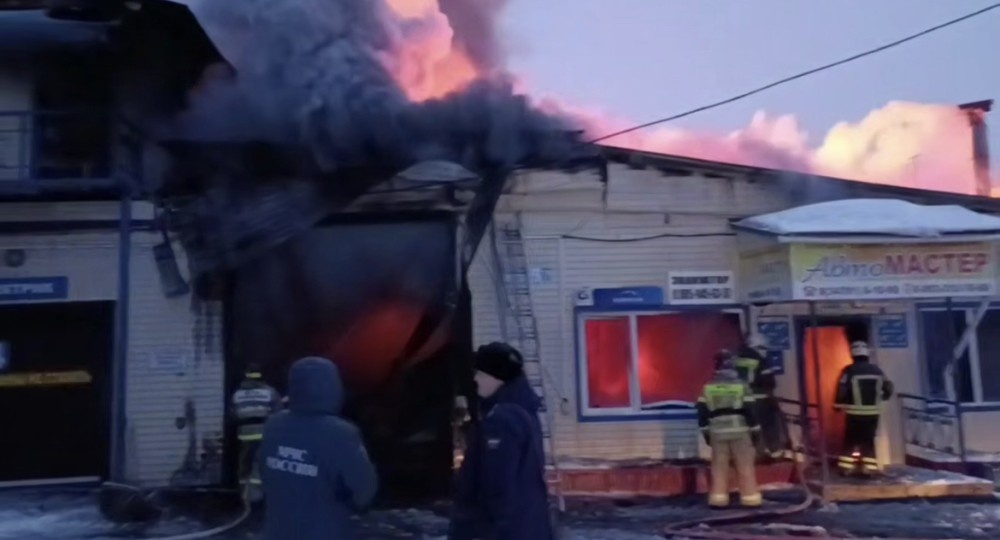    Двухэтажный автосервис выгорел в Учалах Башкирии