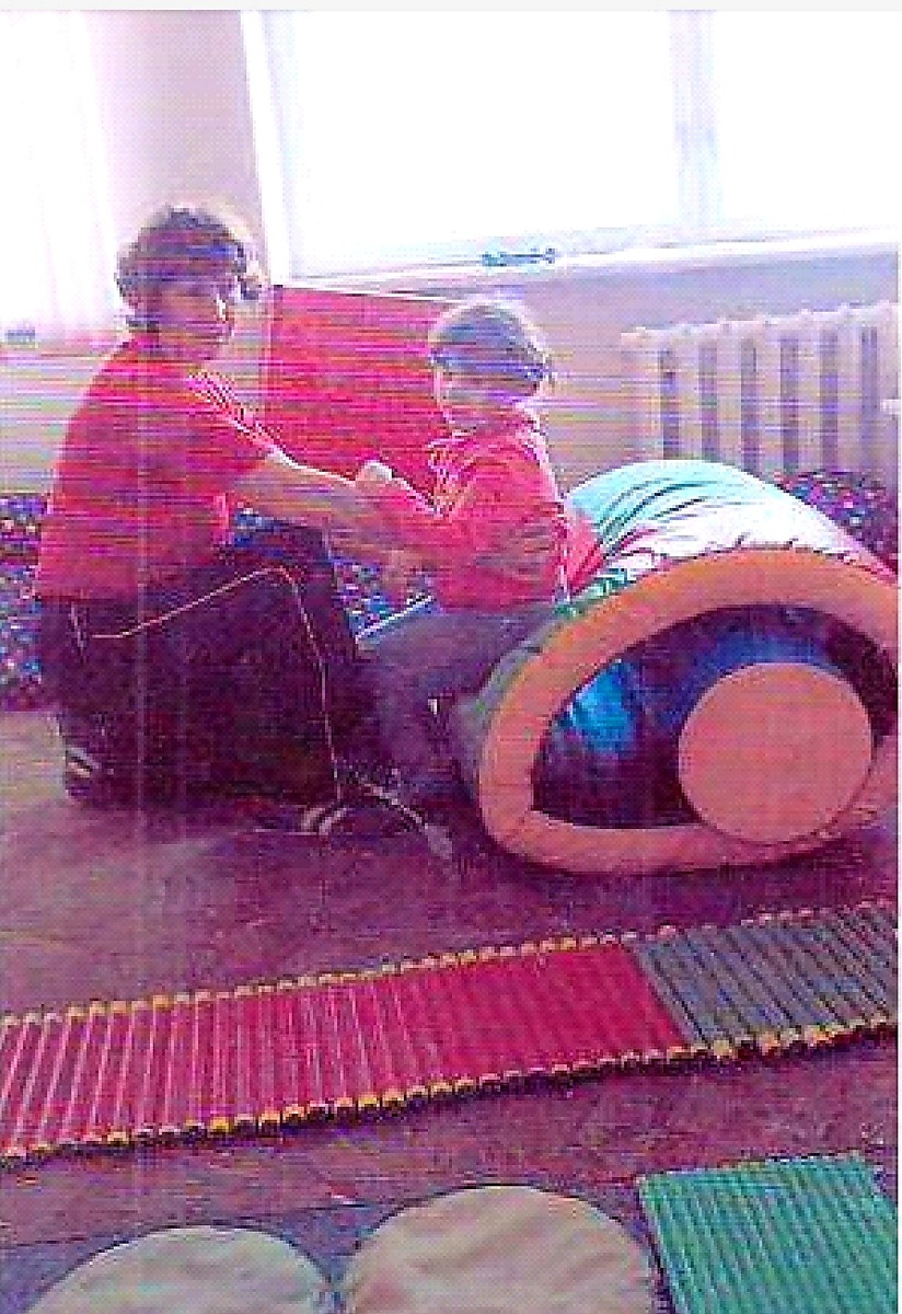 С моей ученицей Викой разучиваем комплекс  упражнений для развития мелкой моторики.