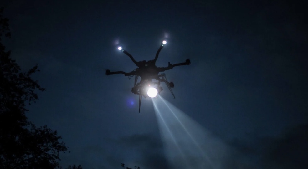 Мемориальные дроны-стражи: проекты беспилотников, которые патрулируют кладбища и подсвечивают надгробия ночью