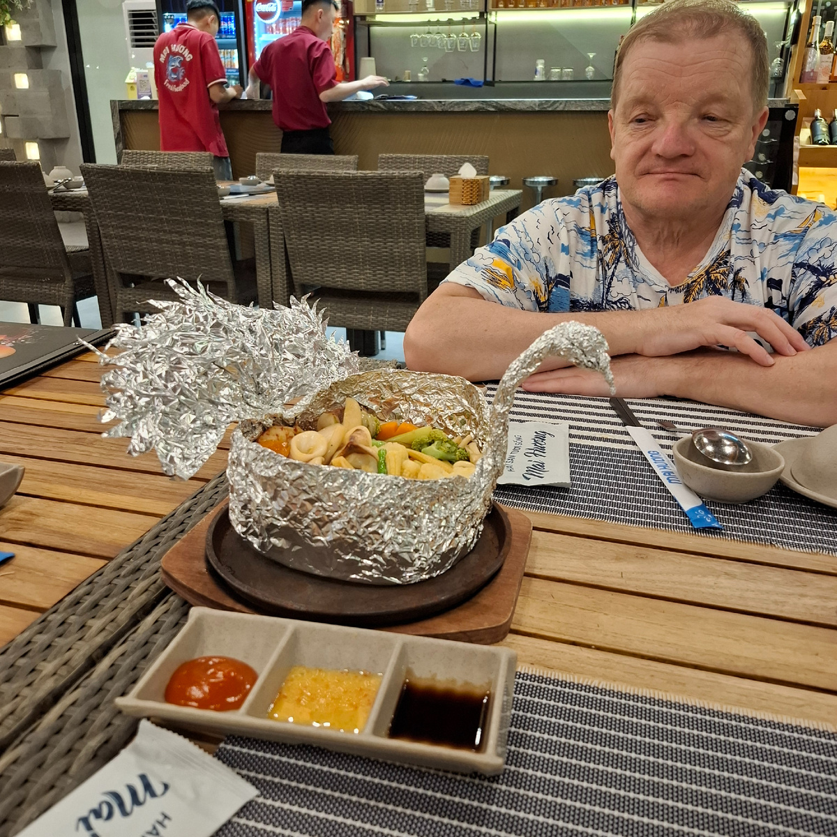 Так подают морепродукты в рыбном ресторане. Порция для двоих.