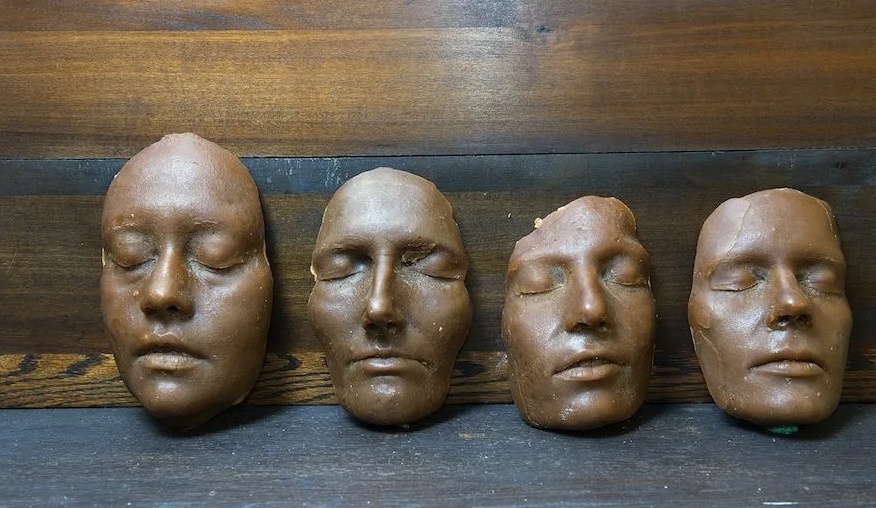 «Скульптуры-двойники»: реалистичные восковые фигуры покойных вместо открытого гроба