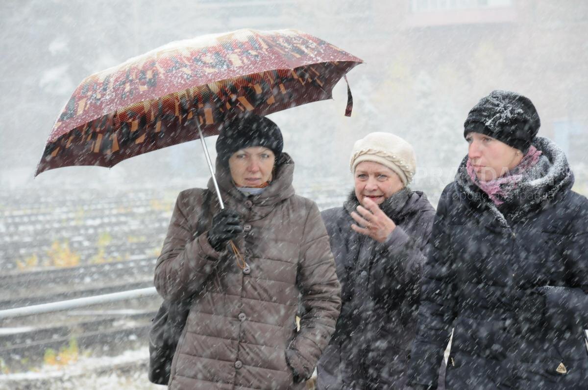    Ходить под зонтиком в декабре не совсем привычно