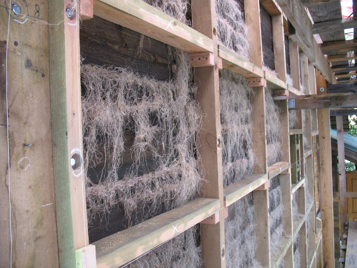 Разметка фасада по маякам в углах сруба.