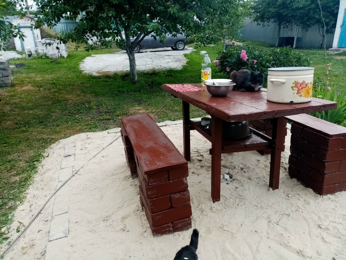 Покрасили СТОЛ и СКАМЕЙКИ Краской по Металлу.   Зона Отдыха мне Понравилась!!!🙂🙂🙂